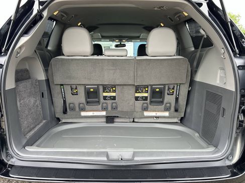 Used 2017 Toyota Sienna XLE FWD image 28