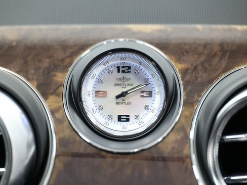 Used 2020 Bentley Bentayga Plug-In Hybrid AWD/4WD image 34