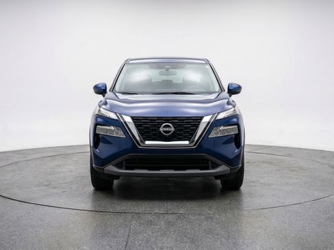 Used 2025 Nissan Rogue SV image 2