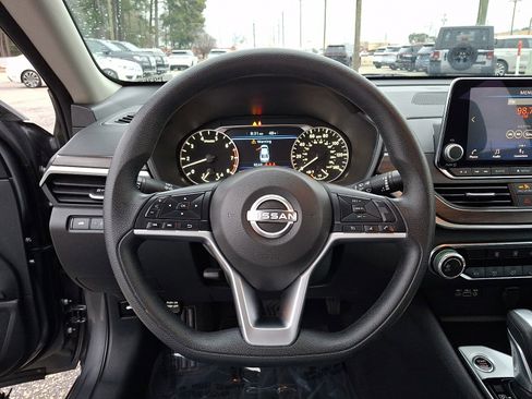 Used 2024 Nissan Altima 2.5 SV image 19