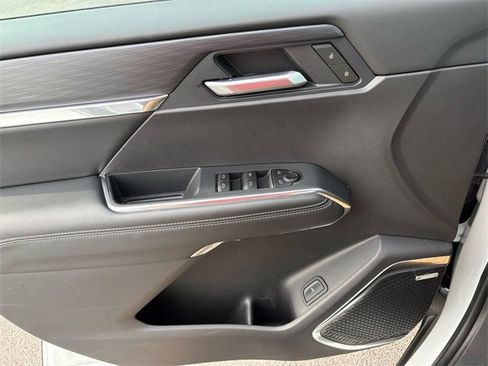 Used 2025 GMC Acadia Elevation image 17