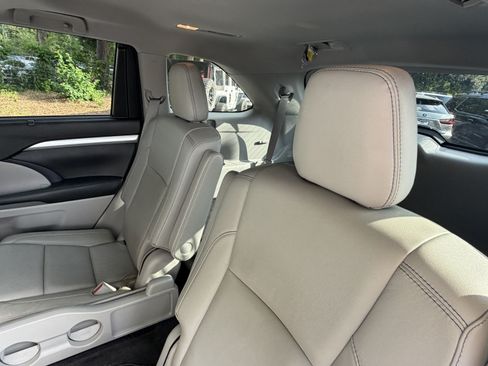 Used 2018 Toyota Highlander XLE FWD image 33