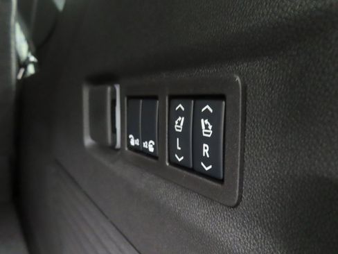 Used 2025 Chevrolet Suburban Premier image 41