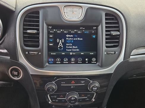 Used 2019 Chrysler 300 Touring w/ Chrome Appearance Package image 22