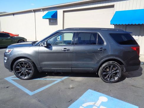 Used 2017 Ford Explorer XLT w/ Equipment Group 202A AWD/4WD image 3