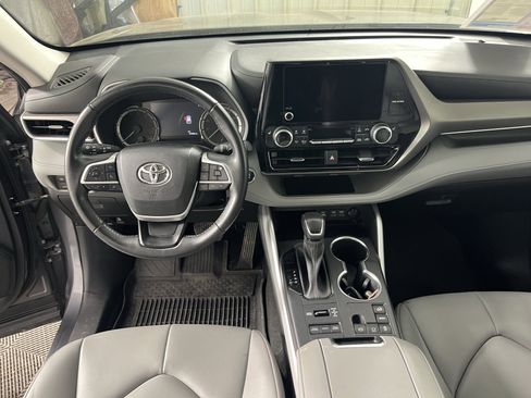 Used 2023 Toyota Highlander XLE image 12