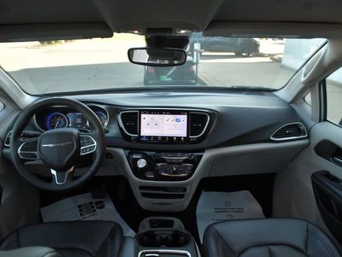 Used 2024 Chrysler Pacifica Touring-L FWD image 10