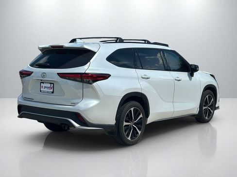 Used 2022 Toyota Highlander XSE FWD image 5