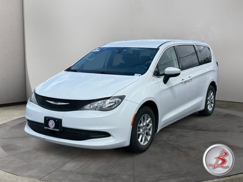 Used 2022 Chrysler Voyager LX FWD image 3