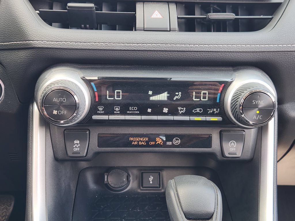 Used 2022 Toyota RAV4 XLE w/ Convenience Package FWD image 17