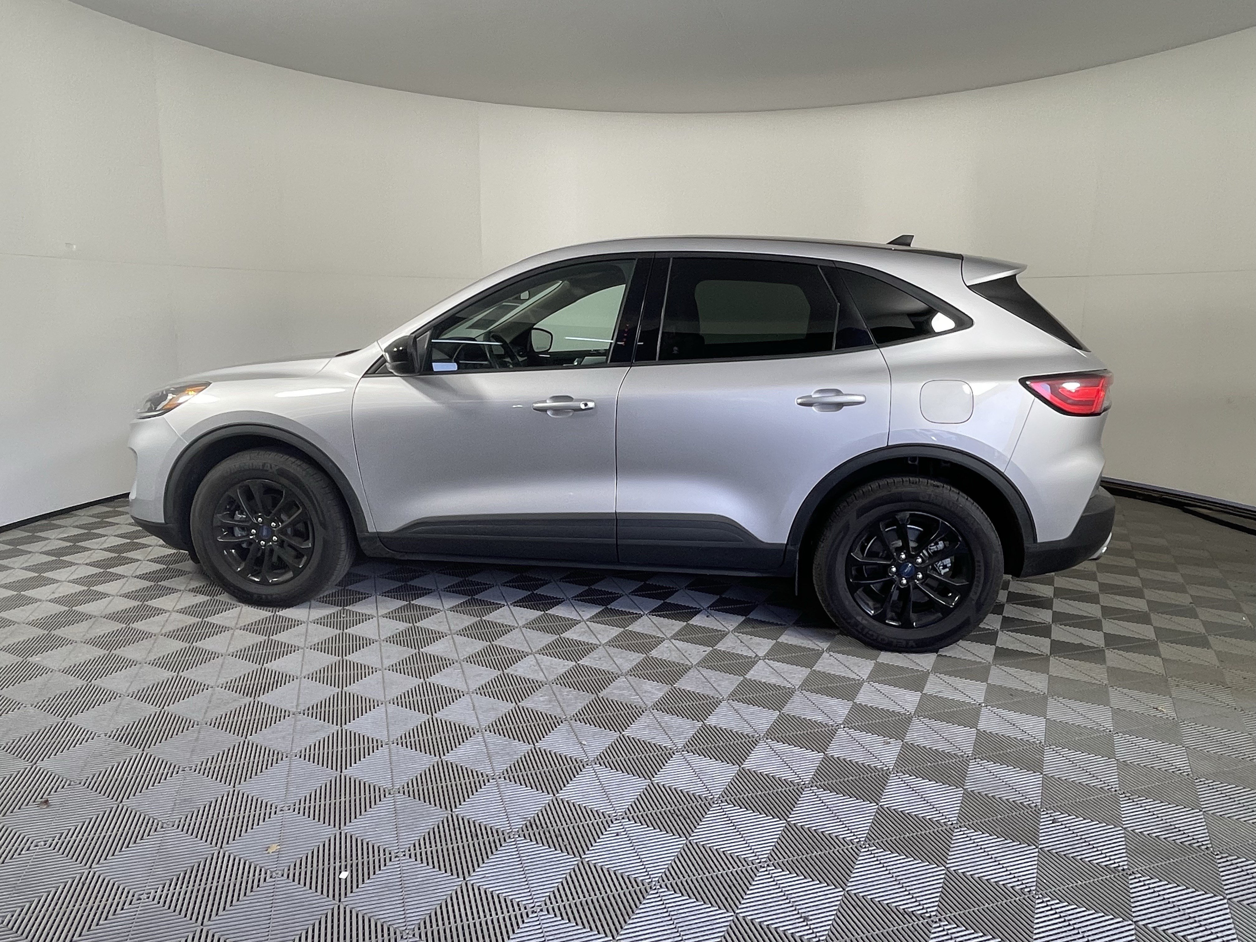 Used 2020 Ford Escape SE Sport AWD/4WD image 2