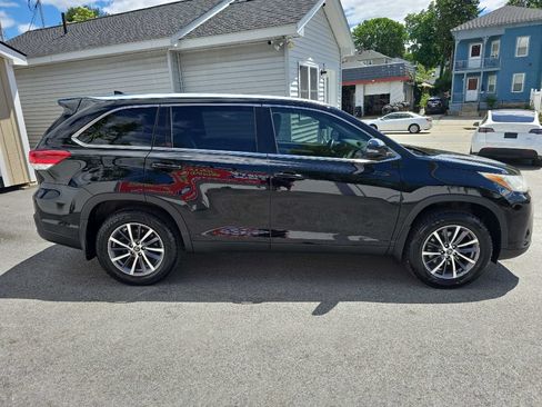 Used 2019 Toyota Highlander XLE AWD/4WD image 3