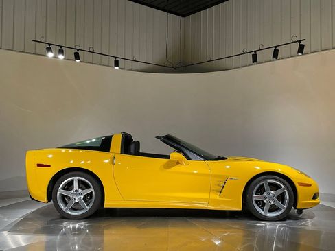 Used 2005 Chevrolet Corvette Coupe w/ Preferred Equipment Group RWD image 4