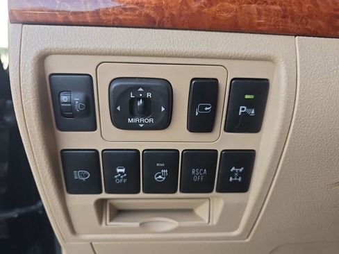 Used 2014 Toyota Land Cruiser image 25