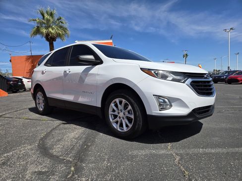 Used 2020 Chevrolet Equinox LS w/ LS Convenience Package FWD image 4