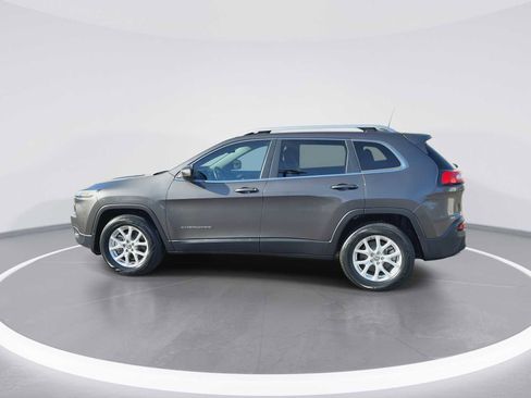 Used 2018 Jeep Cherokee Latitude Plus w/ Comfort/Convenience Group image 5