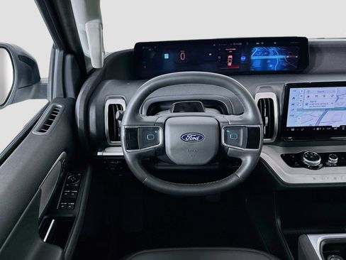 Used 2025 Ford Expedition Active AWD/4WD image 18