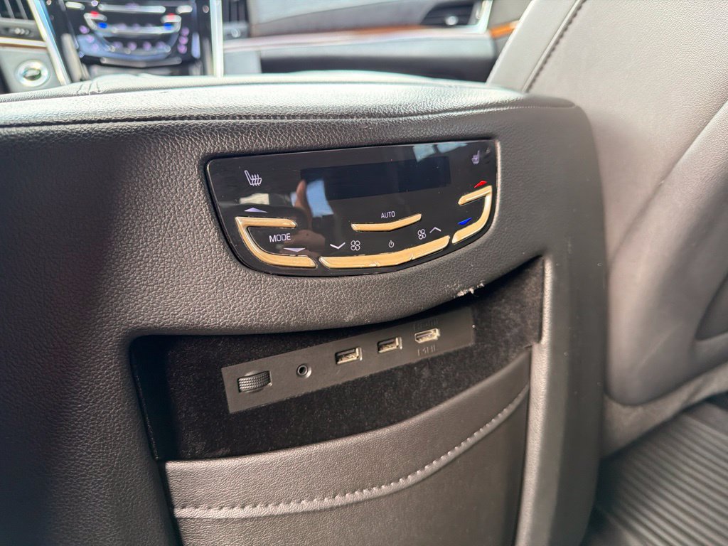 Used 2017 Cadillac Escalade Luxury AWD/4WD image 14