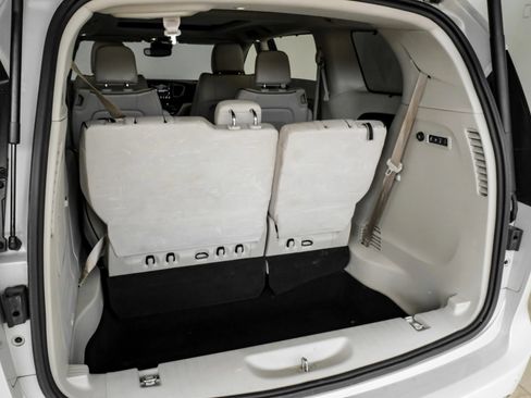 Used 2020 Chrysler Pacifica Limited w/ Advanced Safetytec Group FWD image 47