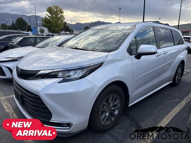 Used 2023 Toyota Sienna XLE w/ XLE Plus Package FWD image 12