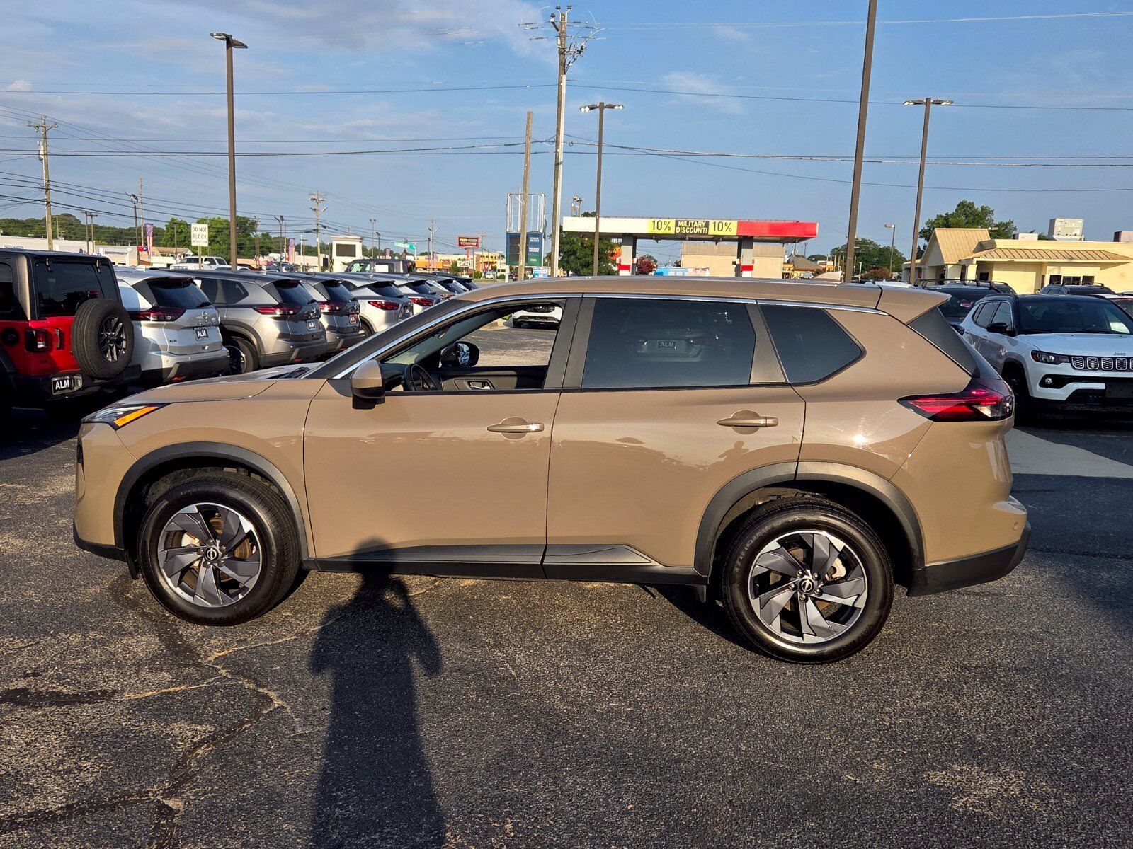 Used 2025 Nissan Rogue SV FWD image 4