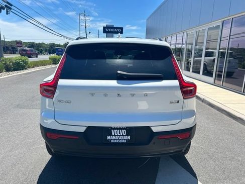 Used 2025 Volvo XC40 B5 Plus AWD/4WD image 4