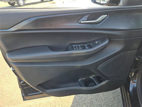 Certified 2025 Jeep Grand Cherokee Altitude image 23