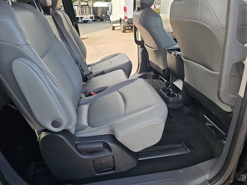 Used 2022 Toyota Sienna XLE image 12