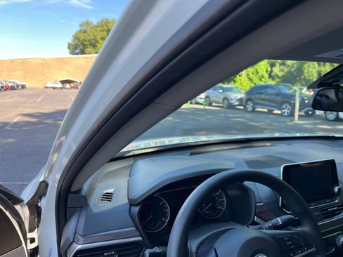 Used 2025 Nissan Altima 2.5 SV FWD image 34