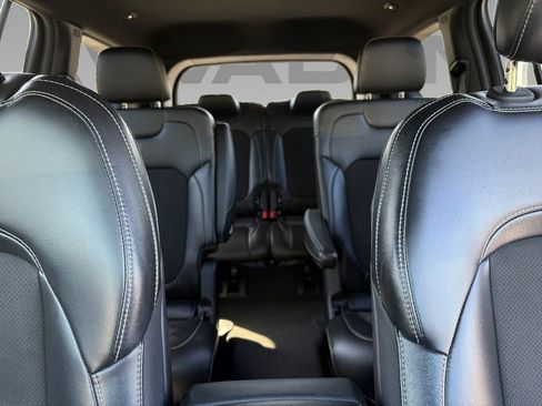 Used 2023 Jeep Grand Cherokee L Laredo image 2