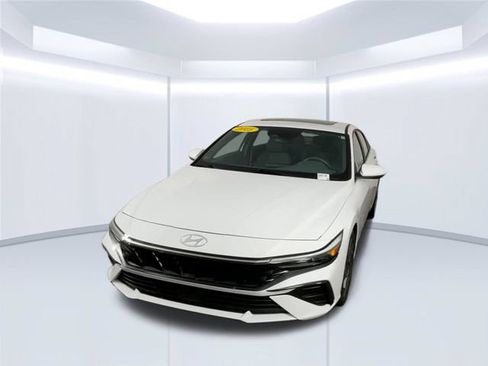 Used 2025 Hyundai Elantra SEL FWD image 3