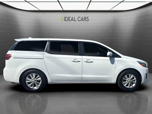 Used 2017 Kia Sedona LX FWD image 4