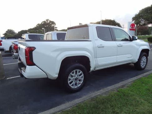 Used 2025 Toyota Tacoma SR5 AWD/4WD image 6