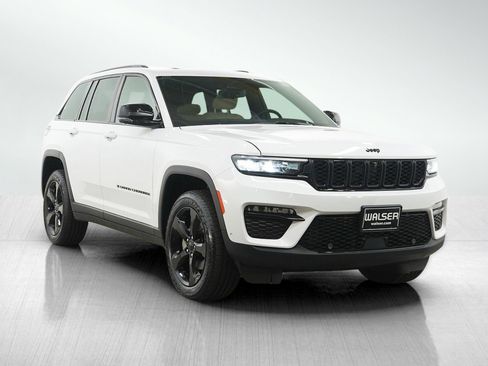 Used 2025 Jeep Grand Cherokee Limited w/ Luxury Tech Group II AWD/4WD image 7