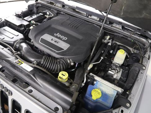 Used 2015 Jeep Wrangler Unlimited Sahara AWD/4WD image 16