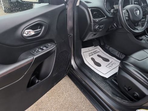 Certified 2020 Jeep Cherokee Trailhawk w/ Cold Weather Group image 7