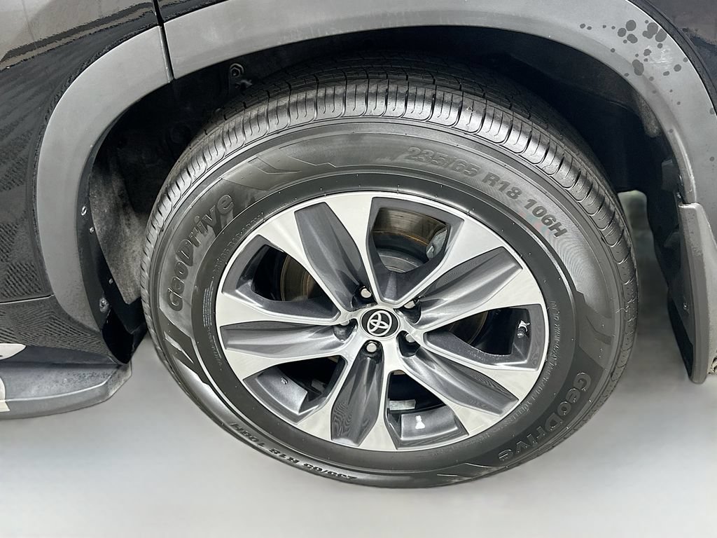Used 2024 Toyota Highlander XLE FWD image 32