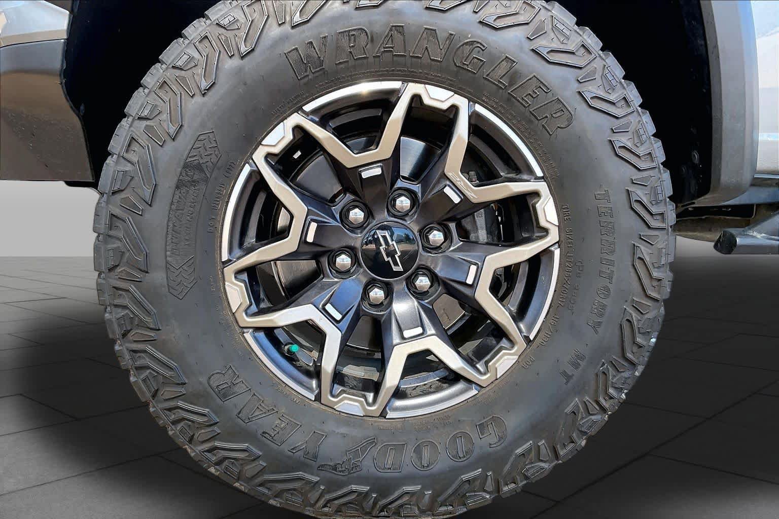 Used 2023 Chevrolet Colorado ZR2 w/ ZR2 Convenience Package III AWD/4WD image 12