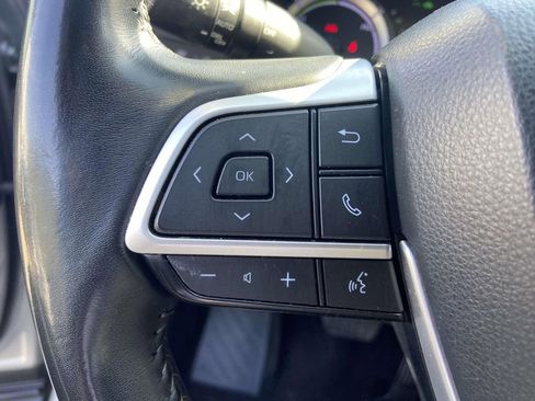 Used 2023 Toyota Highlander XLE FWD image 33