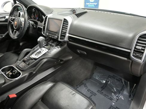 Used 2018 Porsche Cayenne Platinum Edition w/ Premium Package image 19