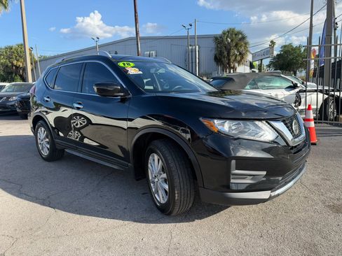 Used 2018 Nissan Rogue SV FWD image 3