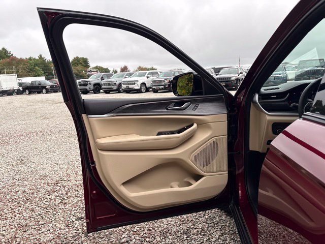 Used 2023 Jeep Grand Cherokee Limited AWD/4WD image 15