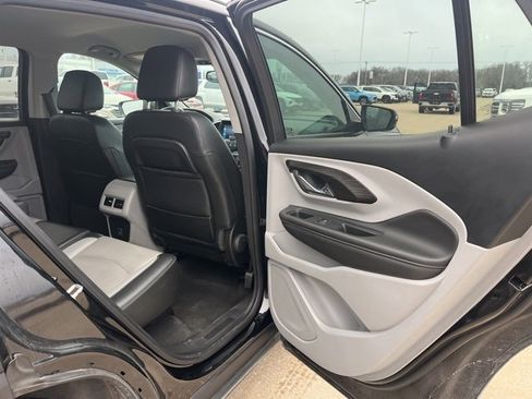 Used 2024 GMC Terrain SLT image 18