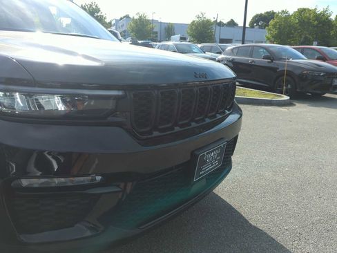 Used 2023 Jeep Grand Cherokee Limited w/ Black Appearance Package AWD/4WD image 10