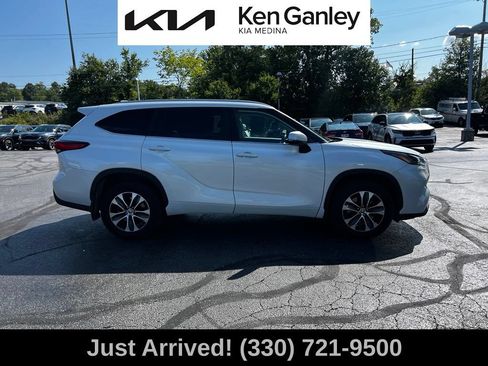 Used 2023 Toyota Highlander XLE AWD/4WD image 4