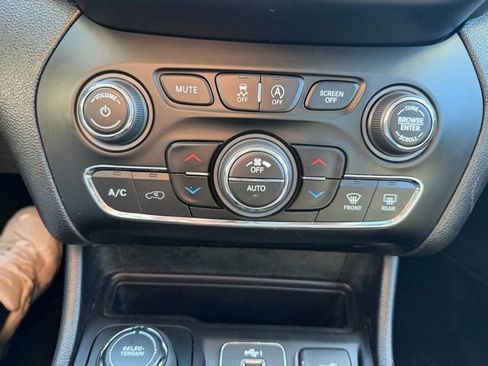 Used 2021 Jeep Cherokee Latitude Lux w/ Comfort/Convenience Group image 19