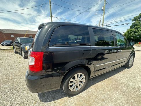 Used 2015 Chrysler Town & Country Limited Platinum FWD image 6