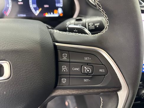 Used 2025 Jeep Grand Cherokee Limited w/ Luxury Tech Group II AWD/4WD image 16