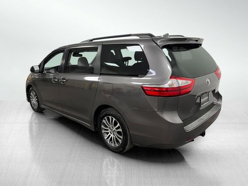 Used 2019 Toyota Sienna XLE image 8