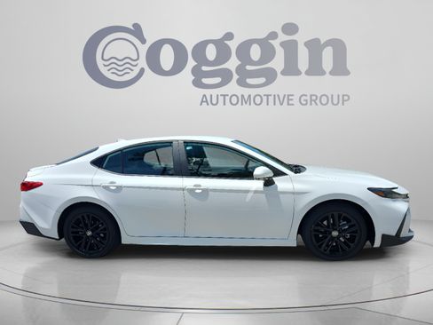 Used 2025 Toyota Camry SE w/ Convenience Package FWD image 6